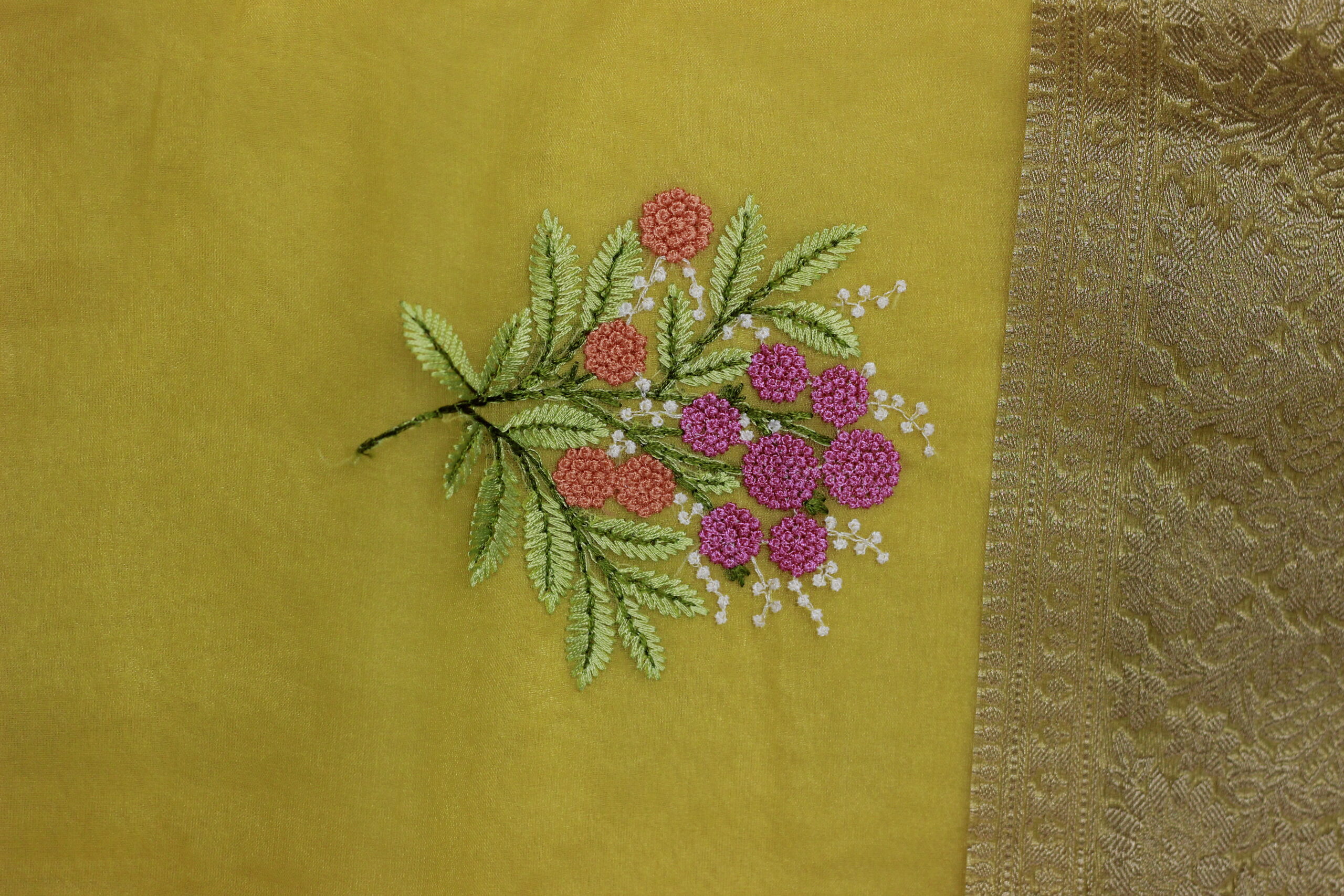 Divrat Beautiful Thread Work Saree - Image 3