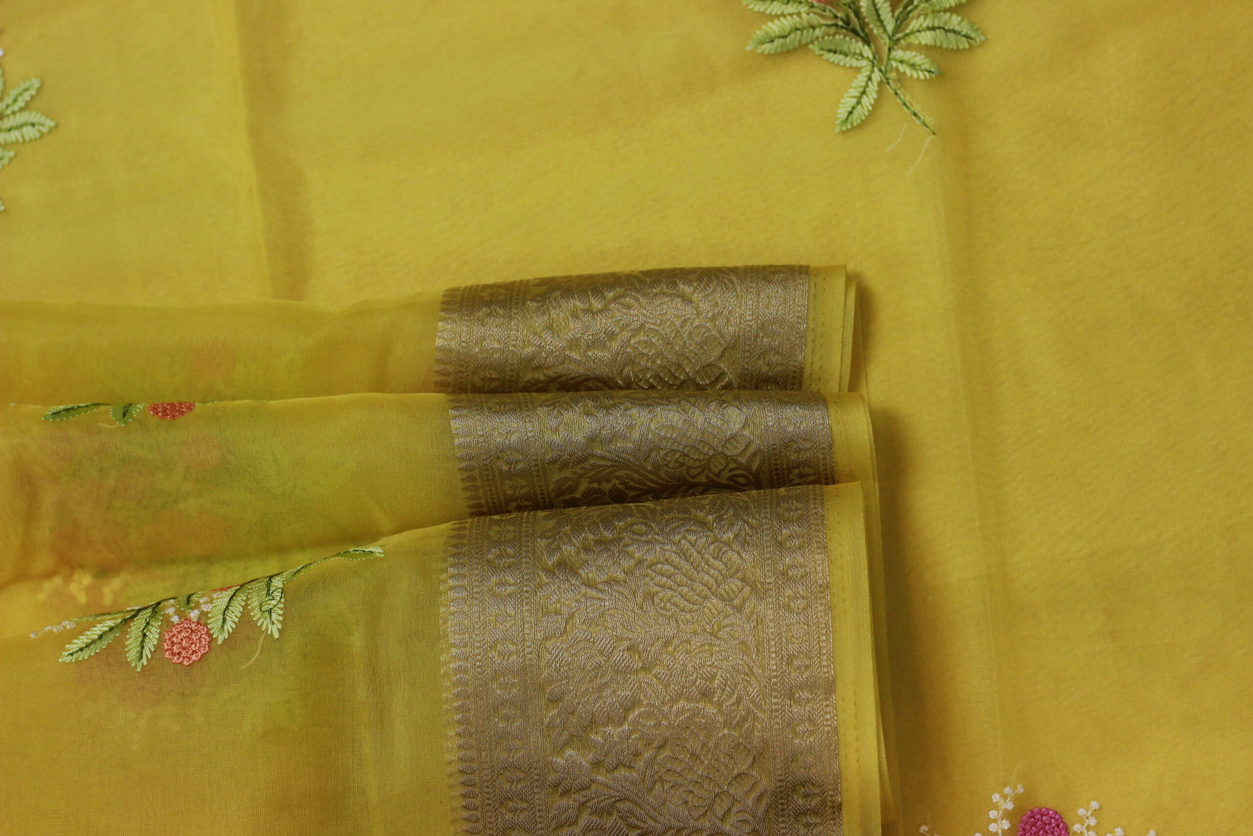 Divrat Beautiful Thread Work Saree